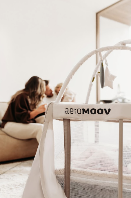 aeromoov-lak-so-igracki-za-prenoslivo-krevetce-white-sand