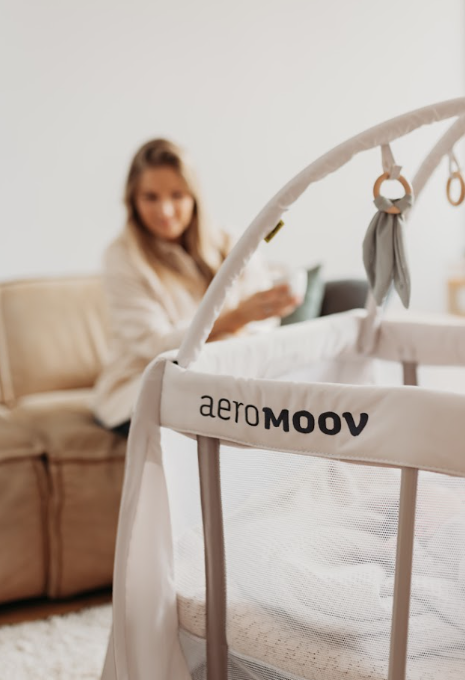 aeromoov-lak-so-igracki-za-prenoslivo-krevetce-grey-rock