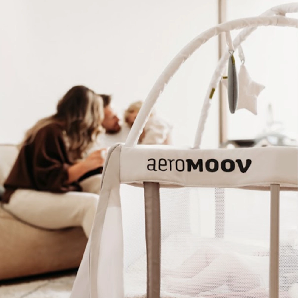 aeromoov-lak-so-igracki-za-prenoslivo-krevetce-white-sand
